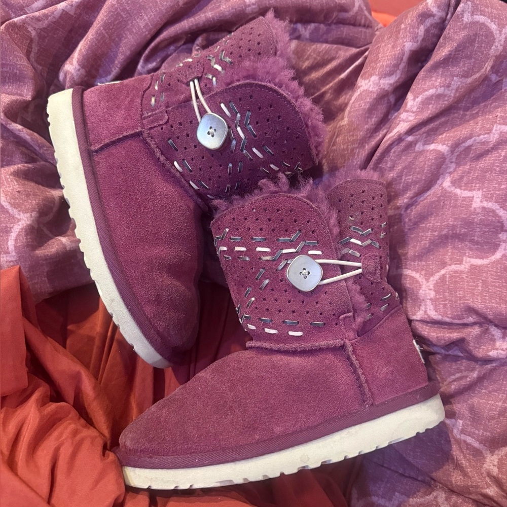 UGG BAILEY BUTTON SHORT BOOTS TEHUANO PURPLE PASSION, EUC